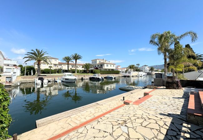 Casa en Empuriabrava - 150-Preciosa casa al canal con piscina y amarre en Empuriabrava-Empurialola