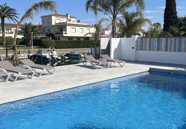 Casa en Empuriabrava - 150-Preciosa casa al canal con piscina y amarre en Empuriabrava-Empurialola