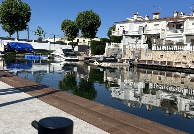 Casa en Empuriabrava - 150-Preciosa casa al canal con piscina y amarre en Empuriabrava-Empurialola