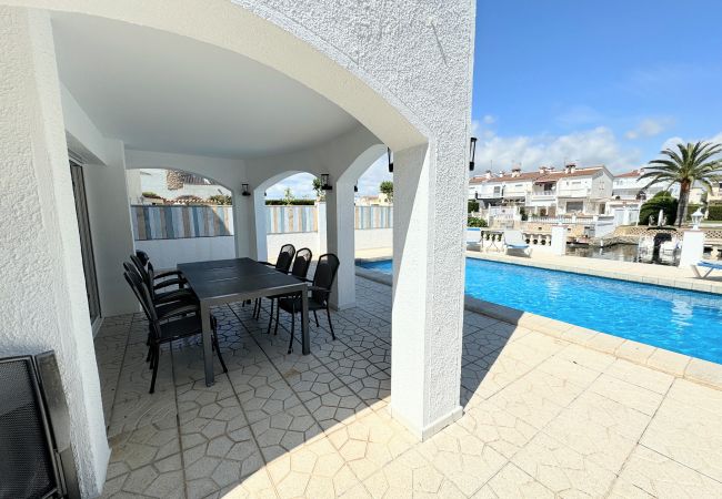 Maison à Empuriabrava - 150-Belle maison sur le  canal avec piscine et amarrage