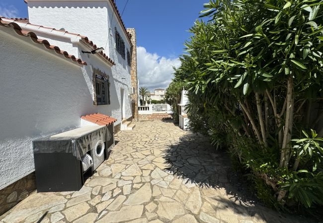 Maison à Empuriabrava - 150-Belle maison sur le  canal avec piscine et amarrage