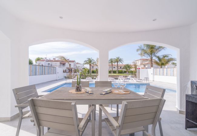 Maison à Empuriabrava - 150-Belle maison sur le  canal avec piscine et amarrage Empuriabrava-Empurialola