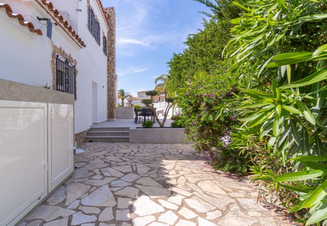 Maison à Empuriabrava - 150-Belle maison sur le  canal avec piscine et amarrage Empuriabrava-Empurialola