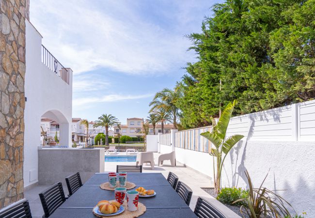 Maison à Empuriabrava - 150-Belle maison sur le  canal avec piscine et amarrage Empuriabrava-Empurialola