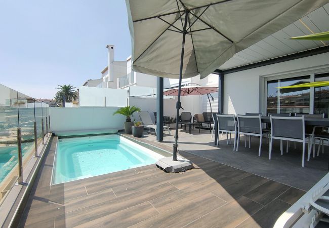 House in Empuriabrava -  138-Empuriabrava lovely house overlooking the lake, with pool.