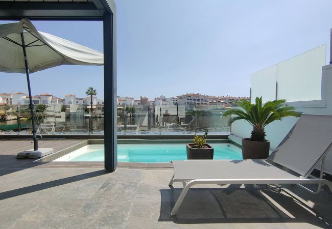 House in Empuriabrava -  138-Empuriabrava lovely house overlooking the lake, with pool.