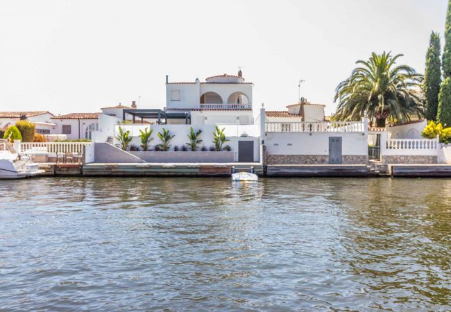 House in Empuriabrava - 148-Beautiful villa with pool and garden  with mooring