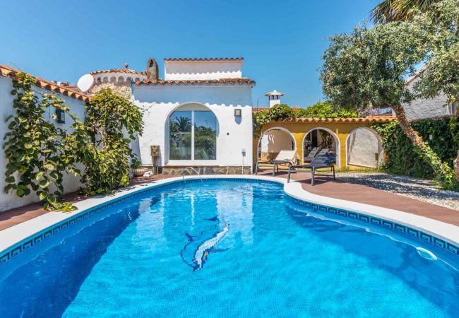 House in Empuriabrava - 148-Beautiful villa with pool and garden  with mooring