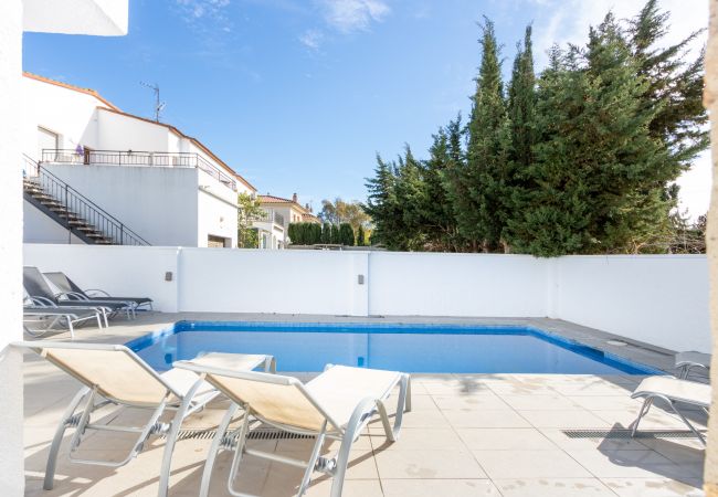 House in Empuriabrava - 131-Empuriabrava-Beautiful villa with air conditioning, swimming pool in the center, and near the beach