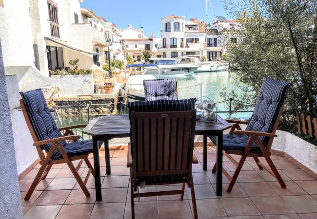 House in Empuriabrava - 151-Typical fisherman house with canal views, parking - free wifi