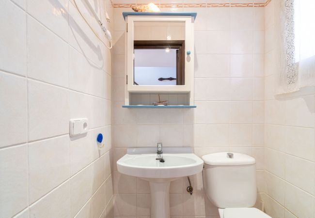 House in Empuriabrava - 151-Typical fisherman house with canal views, parking - free wifi