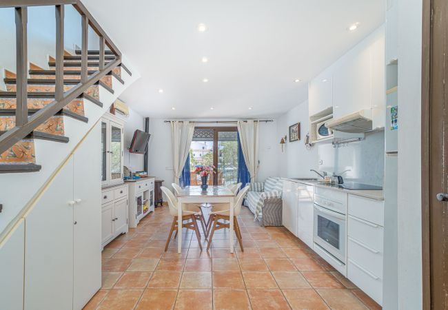 House in Empuriabrava - 151-Typical fisherman house with canal views, parking - free wifi