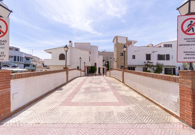 House in Empuriabrava - 151-Typical fisherman house with canal views, parking - free wifi