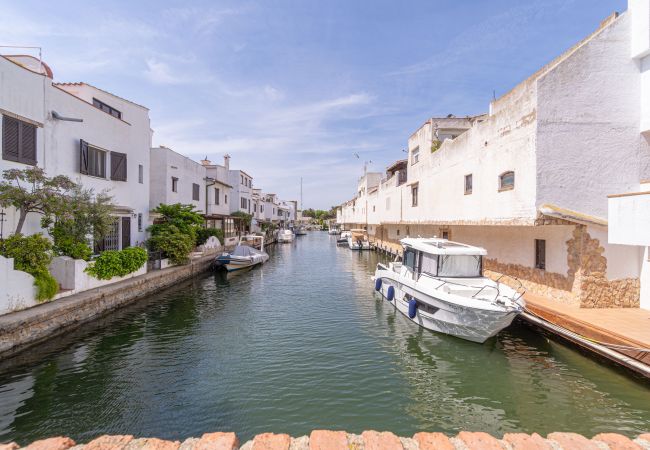 House in Empuriabrava - 151-Typical fisherman house with canal views, parking - free wifi