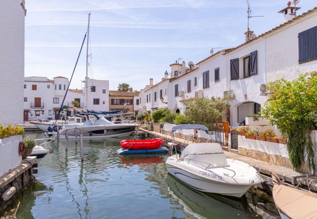 House in Empuriabrava - 151-Typical fisherman house with canal views, parking - free wifi