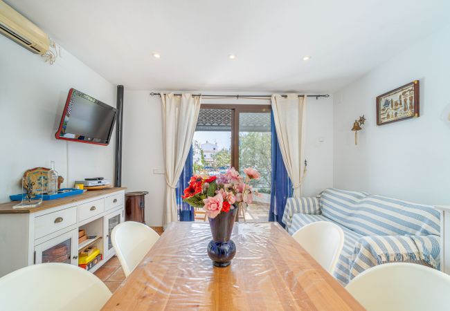 House in Empuriabrava - 151-Typical fisherman house with canal views, parking - free wifi