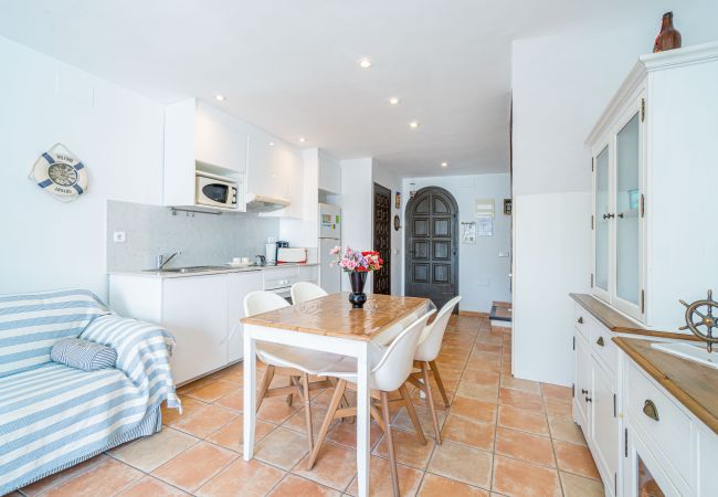 House in Empuriabrava - 151-Typical fisherman house with canal views, parking - free wifi