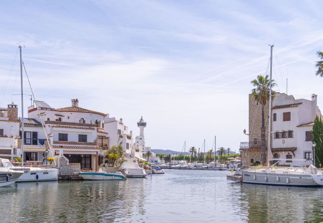 House in Empuriabrava - 151-Typical fisherman house with canal views, parking - free wifi