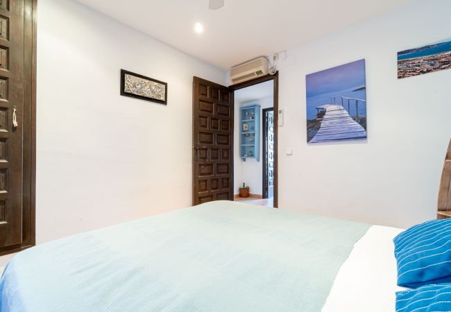 House in Empuriabrava - 151-Typical fisherman house with canal views, parking - free wifi