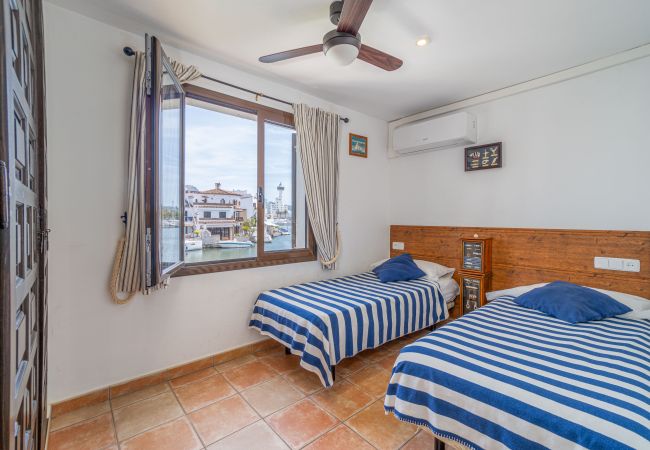 House in Empuriabrava - 151-Typical fisherman house with canal views, parking - free wifi