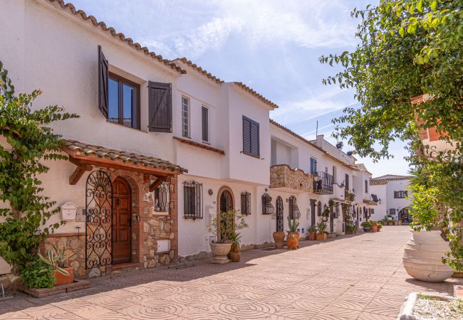 House in Empuriabrava - 151-Typical fisherman house with canal views, parking - free wifi