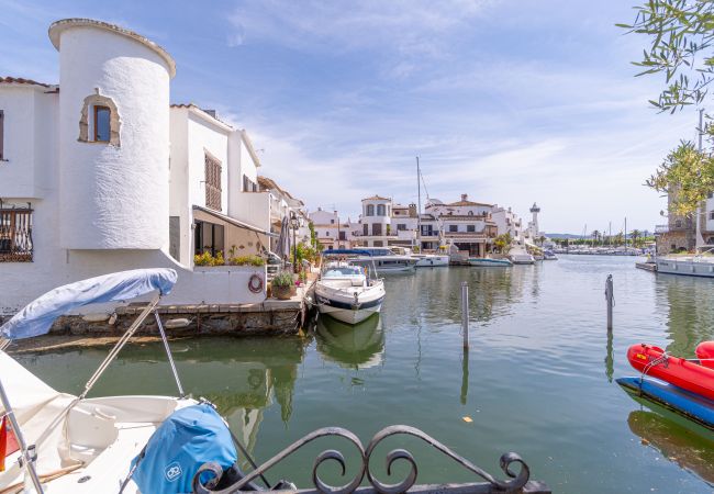House in Empuriabrava - 151-Typical fisherman house with canal views, parking - free wifi