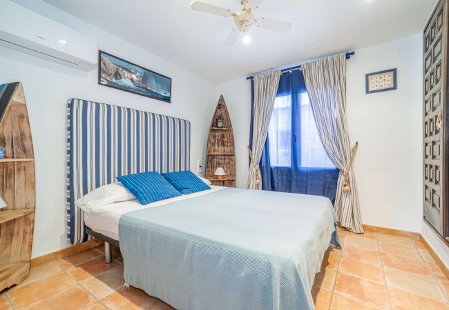 House in Empuriabrava - 151-Typical fisherman house with canal views, parking - free wifi