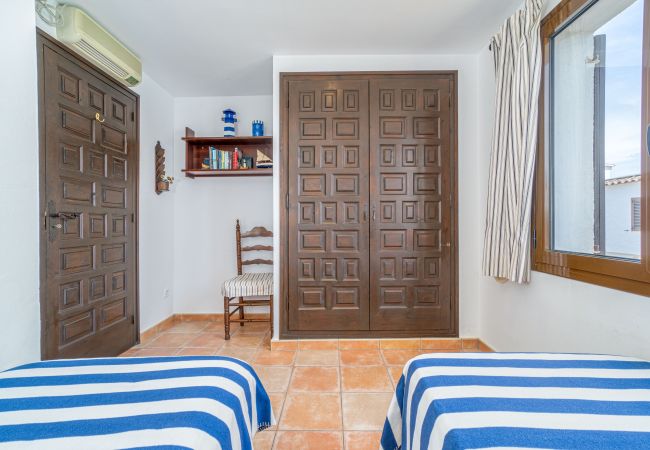 House in Empuriabrava - 151-Typical fisherman house with canal views, parking - free wifi