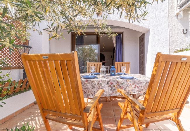House in Empuriabrava - 151-Typical fisherman house with canal views, parking - free wifi