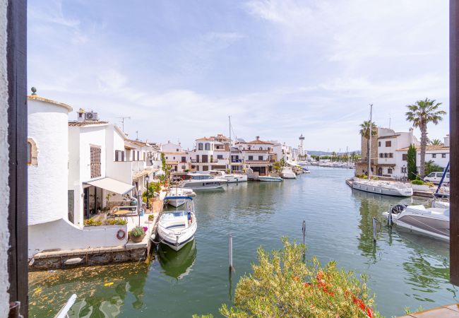 House in Empuriabrava - 151-Typical fisherman house with canal views, parking - free wifi