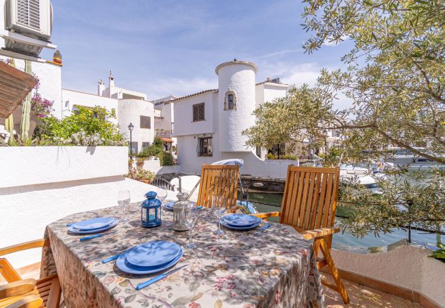 House in Empuriabrava - 151-Typical fisherman house with canal views, parking - free wifi