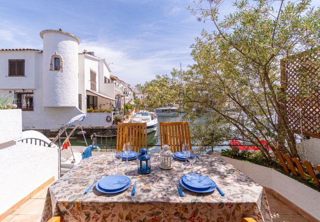 House in Empuriabrava - 151-Typical fisherman house with canal views, parking - free wifi