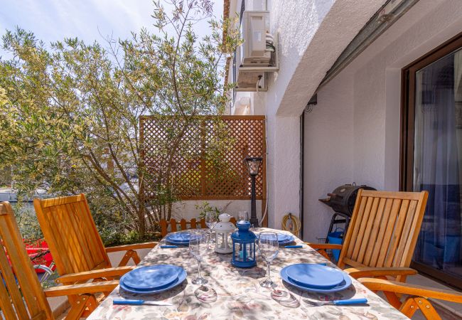 House in Empuriabrava - 151-Typical fisherman house with canal views, parking - free wifi