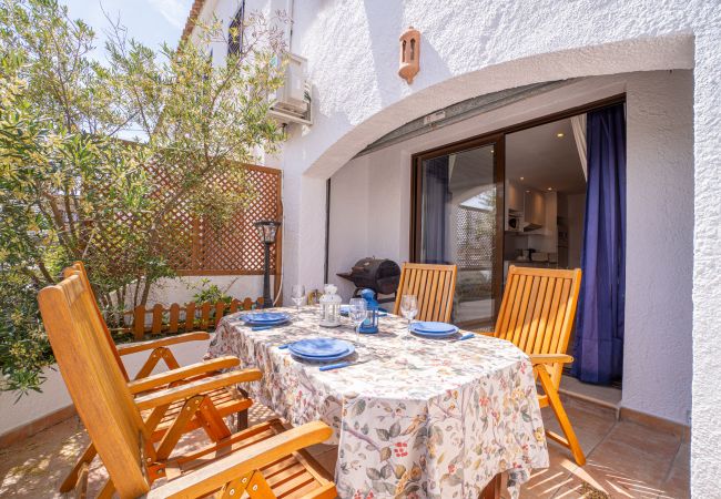 House in Empuriabrava - 151-Typical fisherman house with canal views, parking - free wifi