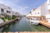 House in Empuriabrava - 151-Typical fisherman house with canal views, parking - free wifi