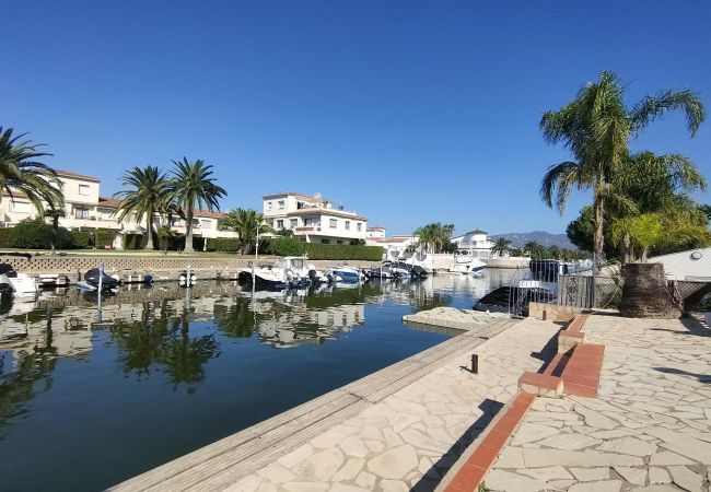 House in Empuriabrava - 150-Beautiful canal house with pool and mooring