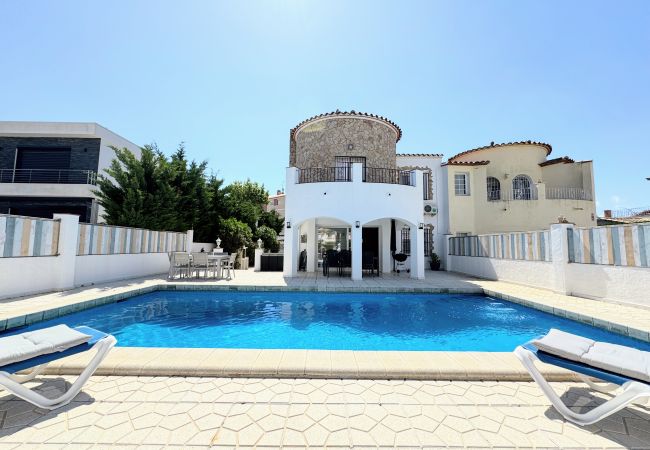 House in Empuriabrava - 150-Beautiful canal house with pool and mooring