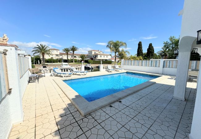 House in Empuriabrava - 150-Beautiful canal house with pool and mooring