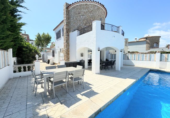 House in Empuriabrava - 150-Beautiful canal house with pool and mooring