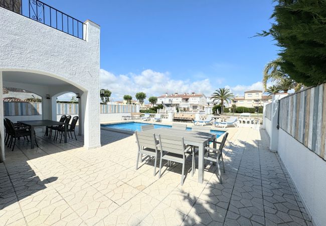 House in Empuriabrava - 150-Beautiful canal house with pool and mooring