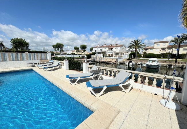 House in Empuriabrava - 150-Beautiful canal house with pool and mooring