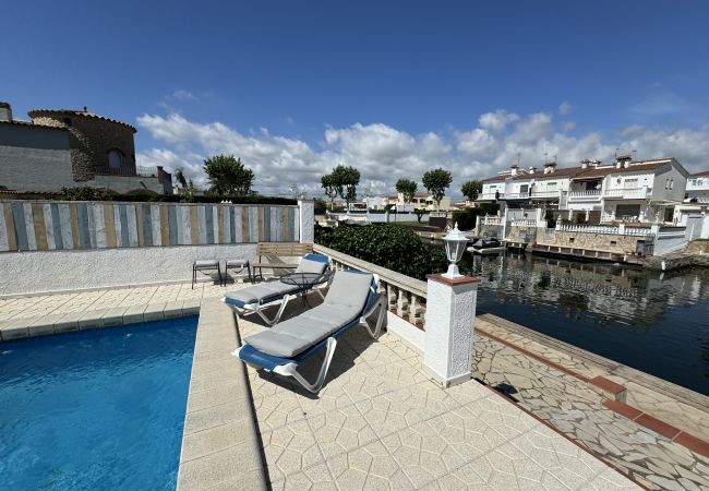 House in Empuriabrava - 150-Beautiful canal house with pool and mooring