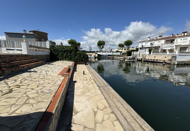 House in Empuriabrava - 150-Beautiful canal house with pool and mooring