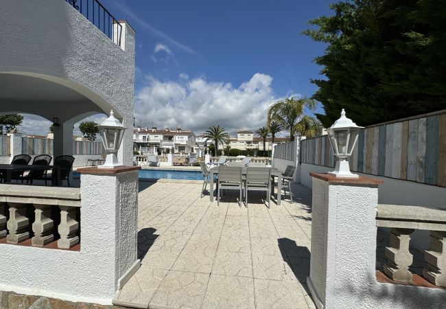 House in Empuriabrava - 150-Beautiful canal house with pool and mooring