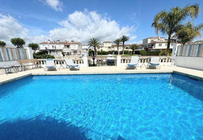  in Empuriabrava - 150-Beautiful canal house with pool and mooring