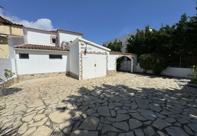 House in Empuriabrava - 150-Beautiful canal house with pool and mooring