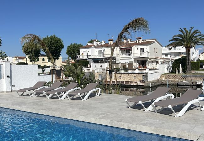 House in Empuriabrava - 150-Beautiful canal house with pool and mooring-Empuriabrava-Empurialola