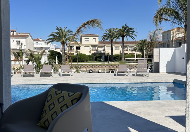 House in Empuriabrava - 150-Beautiful canal house with pool and mooring-Empuriabrava-Empurialola