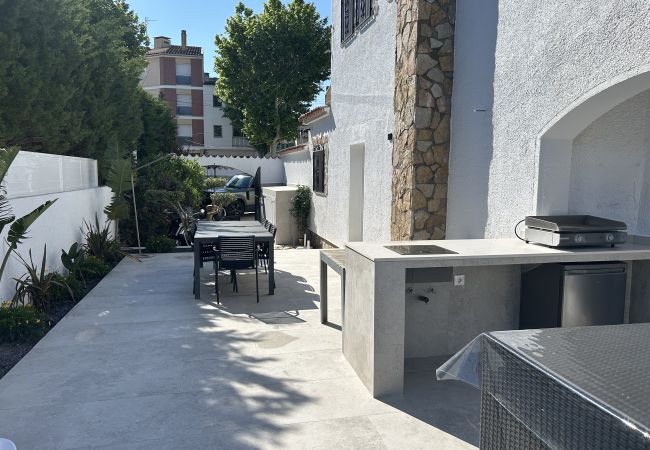 House in Empuriabrava - 150-Beautiful canal house with pool and mooring-Empuriabrava-Empurialola