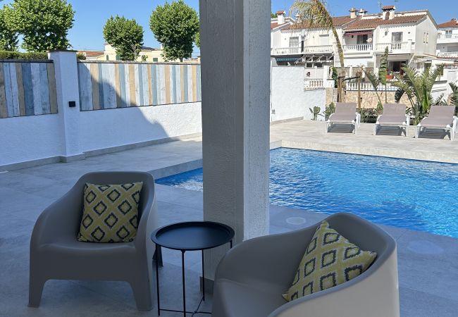 House in Empuriabrava - 150-Beautiful canal house with pool and mooring-Empuriabrava-Empurialola